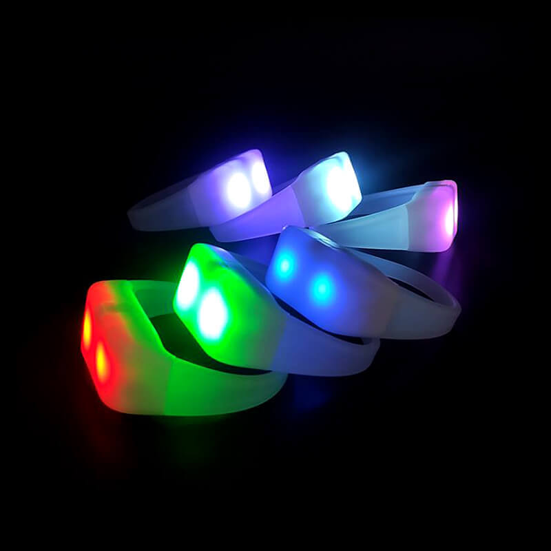 Vòng tay led phát sáng 15 màu có điều khiển từ xa
