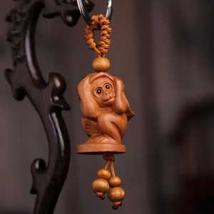 Móc khóa bằng gỗ đào hình con khỉ